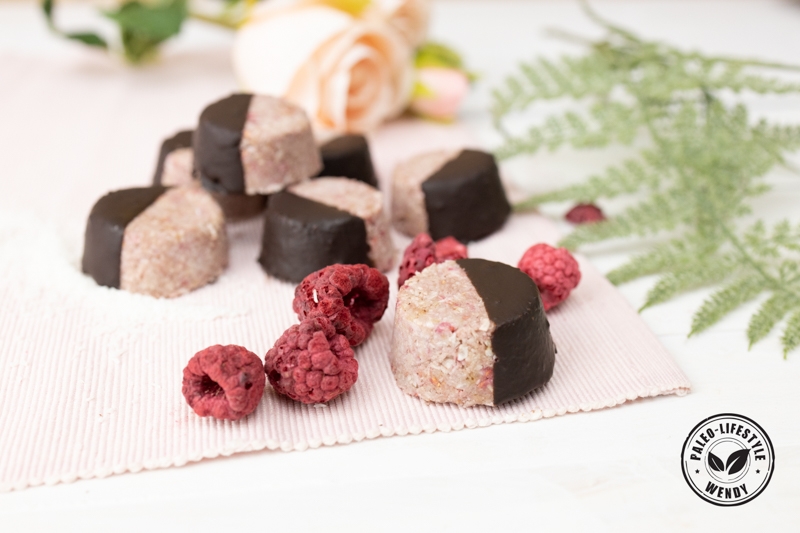 Paleo roze kokosbonbons met chocoladedip